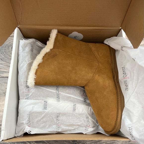NIB Minnetonka Suede Faux Fur Shearling Trim Winter Boots Tan Suede 9M - Picture 10 of 12